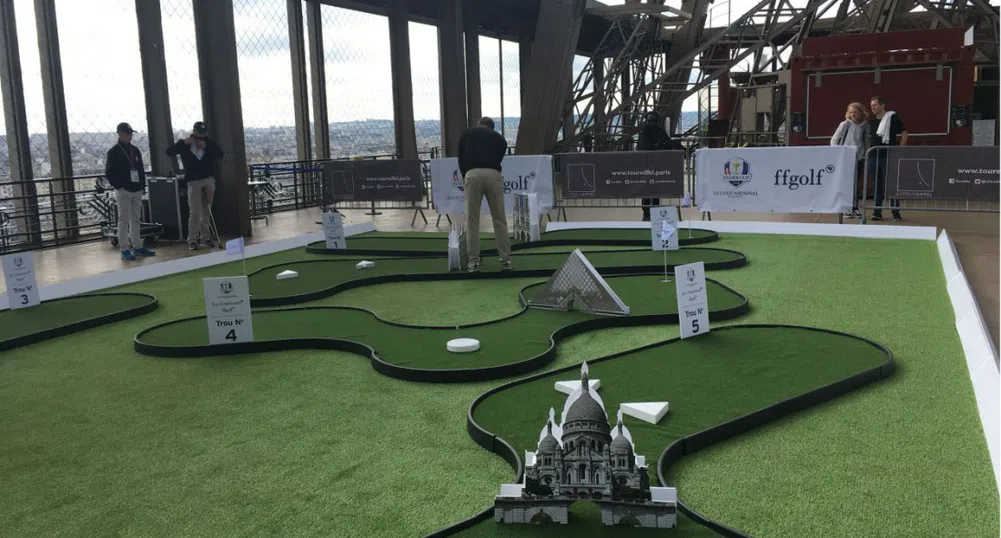 Откриха площадка за голф на... Айфеловата кула