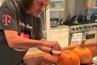 Той е приятел със Снуп Дог и прекарва по 6-7 ч. на ден в Twitter