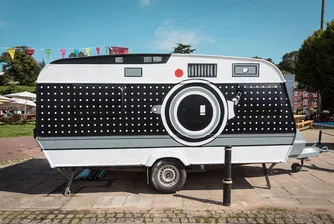 Британец превърна фургон в огромна фотокамера