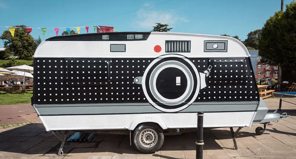 Британец превърна фургон в огромна фотокамера
