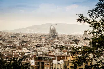 Защо местните замерят с яйца туристите в Барселона?