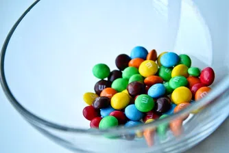 Тайната на M&M's и какво означава малкото бяло m върху всеки бонбон