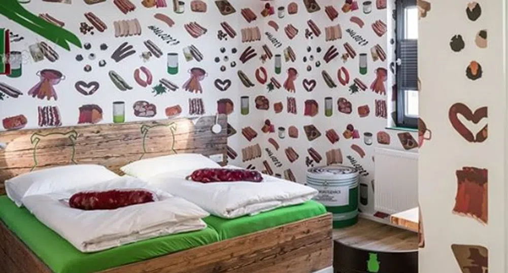 Веган кошмар: Хотел с възглавници-наденици и сладолед с колбаси