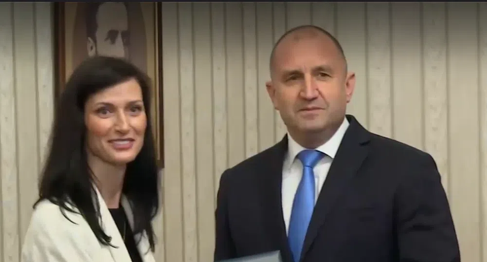 Президентът Румен Радев връчи първия мандат за правителство на ГЕРБ-СДС