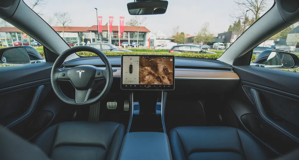 Теч на данни от Tesla показва хиляди оплаквания от системата Autopilot