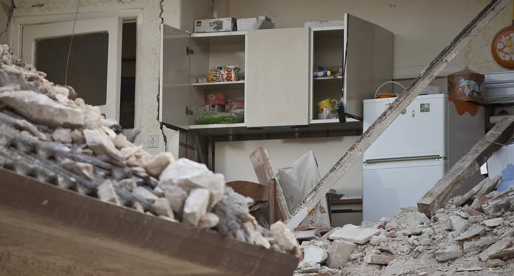 Жертвите на срутилата се сграда в Истанбул станаха 11