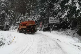 АПИ: Някои пътища са временно затворени заради снеговалежите