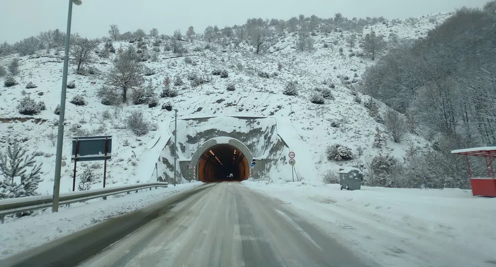 АПИ: Тръгвайте подготвени за зимни условия, ако пътувате в Западна България