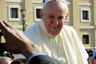 Изписаха папа Франциск от болницата, "жив съм", пошегува се той