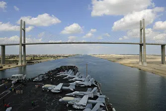 Един от най-големите товарни кораби в света блокира Суецкия канал (снимки)