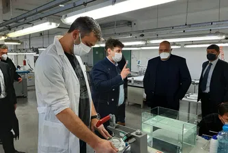 Борисов посети завод във Враца, който произвежда защитни облекла
