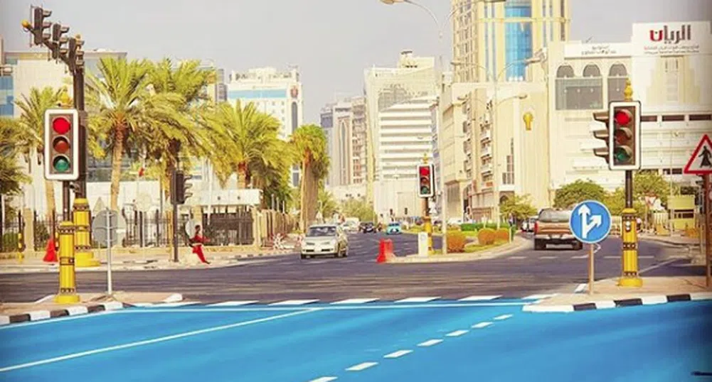 Климатици на тротоара и сини пътища: Как Катар се бори с жегата
