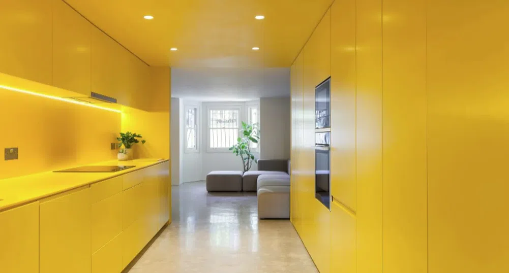 Невероятна жълта кухня превърна едно мазе в интериорен рай