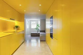 Невероятна жълта кухня превърна едно мазе в интериорен рай