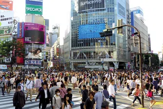 Как недостигът на служители променя работната култура в Япония