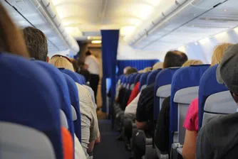 Какво става, ако пробвате да се евакуирате от самолет с багажа си