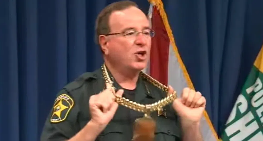 Шериф сложи златна верига и започна да рапира по време на пресконференция