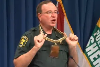 Шериф сложи златна верига и започна да рапира по време на пресконференция