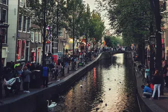 На Амстердам му писна от купонясващи туристи и има ново послание към тях