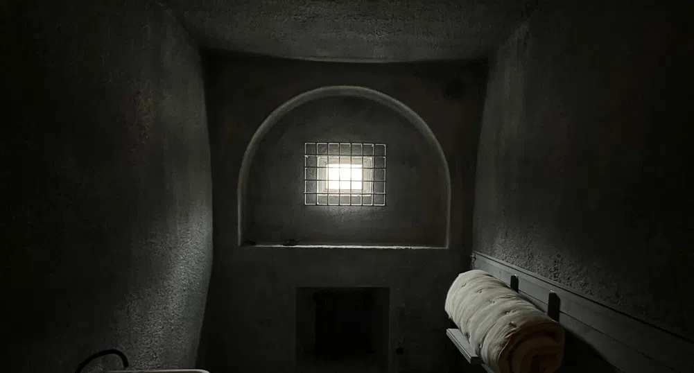 В изолация заради разкопчано копче и в килия 2x3. Как живее Алексей Навални