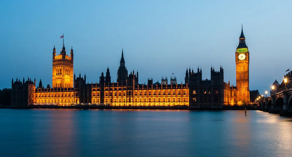 Баровете в Англия трябва да затварят в 22 часа, но не и тези в парламента