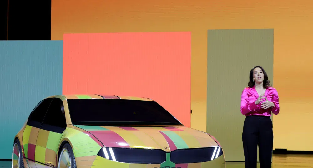 BMW представи концептуалния автомобил i Vision Dee, който променя цвета си
