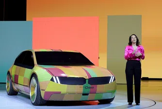 BMW представи концептуалния автомобил i Vision Dee, който променя цвета си