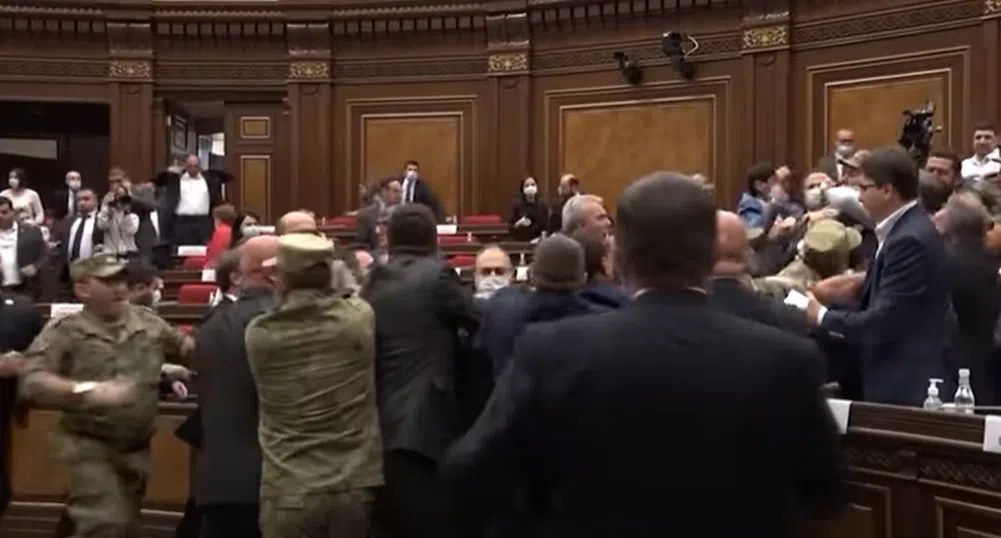 В арменския парламент се сбиха три пъти за два дни (видео)