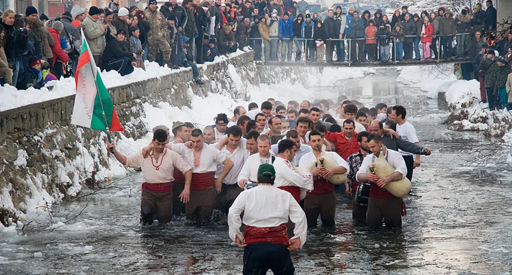 Мъжкото хоро в Калофер влезе в ледените води на Тунджа
