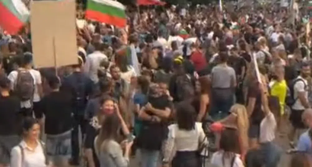 Седма поредна вечер на протести в София и други големи градове (обобщение)