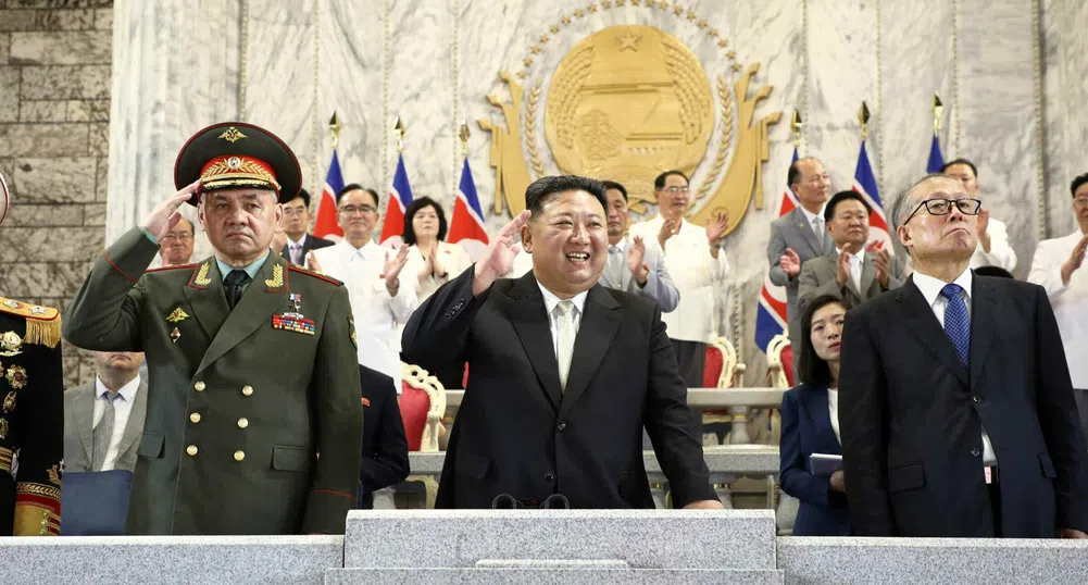 Ким Чен Ун показа новите си оръжия на Русия и Китай