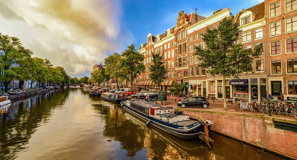 Амстердам за туристи: марихуана срещи и хапване на градски гълъби