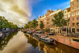 Амстердам за туристи: марихуана срещи и хапване на градски гълъби