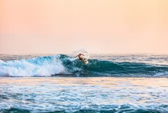 Най-добрите плажове в света с големи вълни за сърфинг