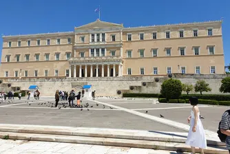 Гръцкият парламент ще работи и през лятото заради кризата