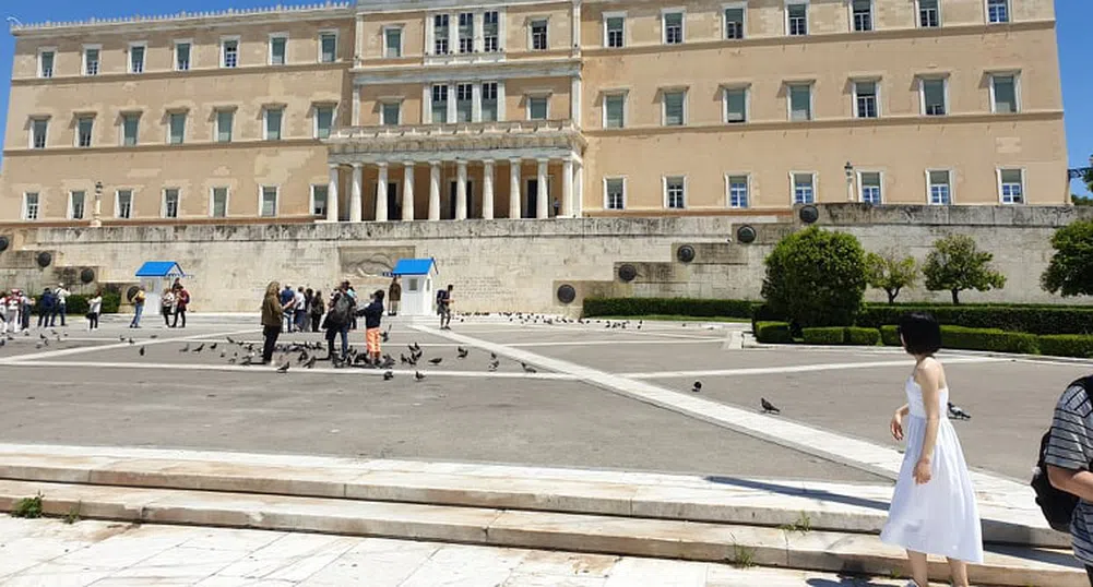 Гръцкият парламент ще работи и през лятото заради кризата