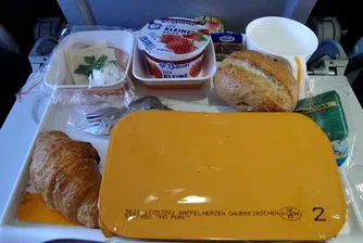Защо никога не трябва да ядете по време на полет