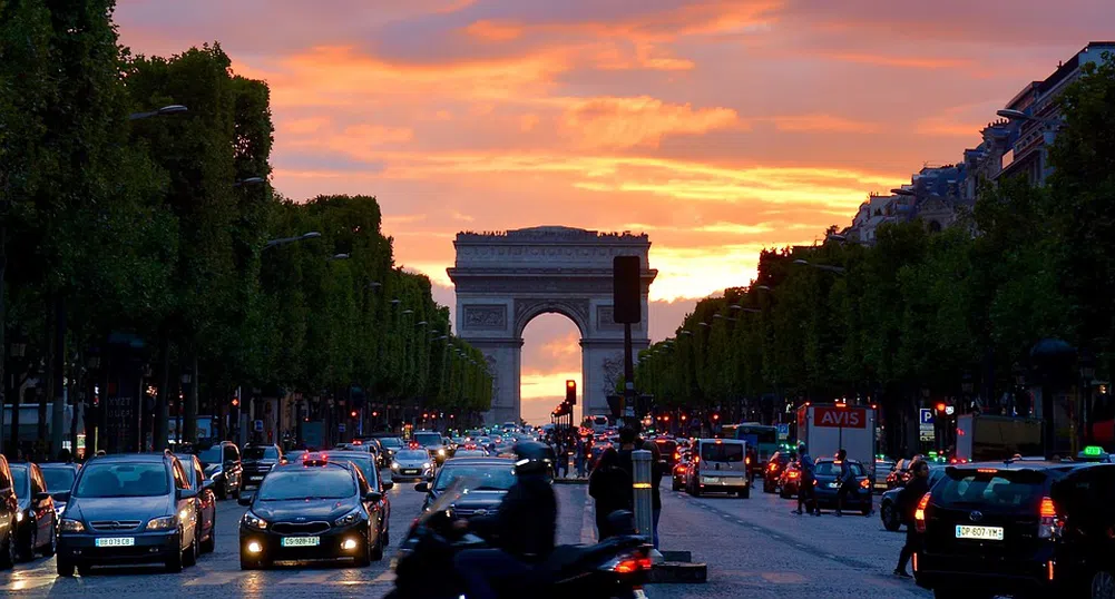 Терорист уби един и рани четирима с нож в центъра на Париж