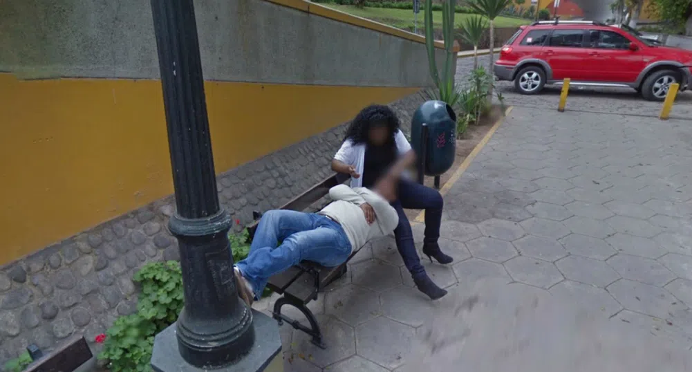Мъж спипа съпругата си в изневяра в Google Street View
