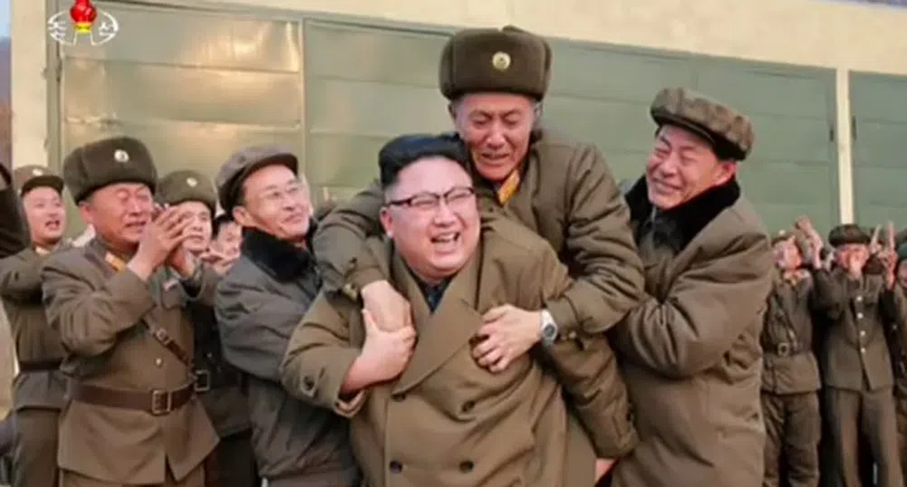 Кой е мъжът, осмелил се да скочи на гърба на Ким Чен-ун?