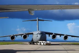 В Европа пристигат 10 американски самолета с военна помощ за Украйна