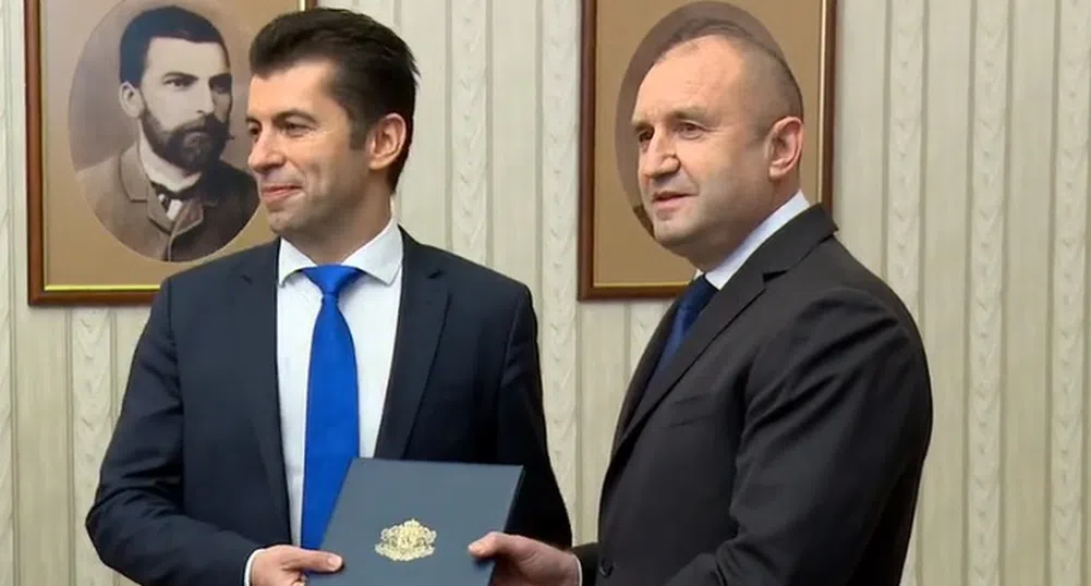Президентът връчи на Кирил Петков мандата за съставяне на правителство