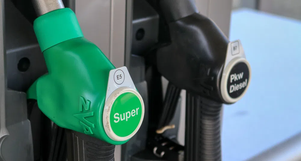 Защо се извиха опашки пред бензиностанциите и ще поскъпват ли горивата?