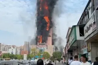 Небостъргач в Китай избухна в пламъци (видео)