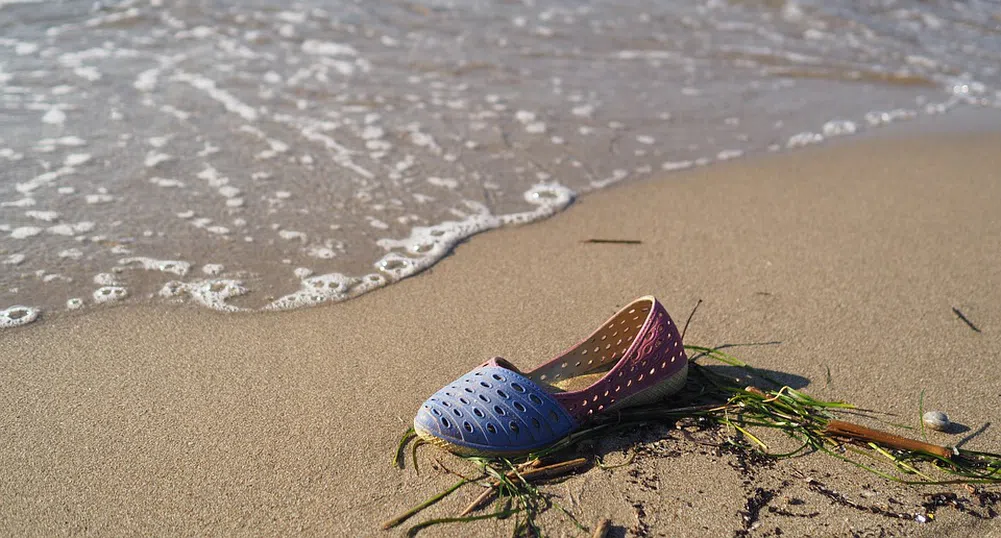 977 000 обувки откриха на плажовете на райски архипелаг