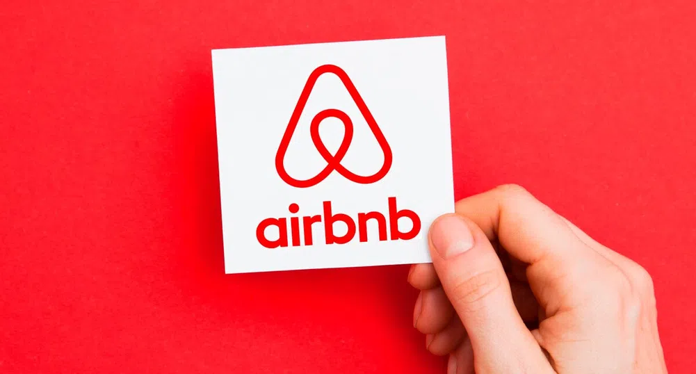Как основателят на Airbnb стартира компанията и колко пари притежава днес?