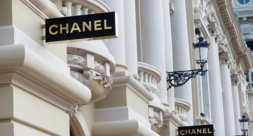 Облепиха бутиците на Chanel в Париж с лика на Хитлер (снимки)