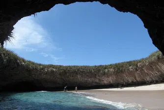 Трябва да плувате под вода до този плаж в Мексико