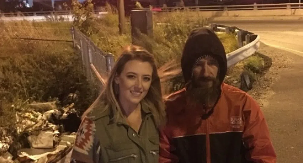 Жена промени живота на бездомник, който й даде последните си пари