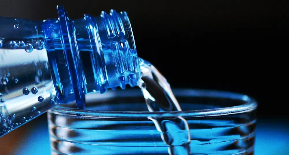 Учени: Бутилираната вода е 3500 по-скъпа и по-вредна от чешмяната
